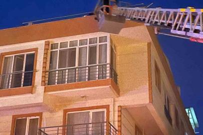 Lapseki’de 4 katlı apartmanda yangın: Çatıda mahsur kalan 4 kişi kurtarıldı