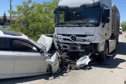 Lüks otomobil hurdaya döndü, sürücü ağır yaralandı