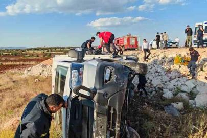 Mardin’de’de Türk Kızılay kamyoneti şarampole yuvarlandı: 4 yaralı