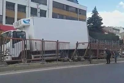 Markete giren sürücü el frenini çekmedi, faciadan dönüldü