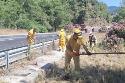 Marmaris’te orman yangınlarına karşı yol kenarlarında yoğun mesai