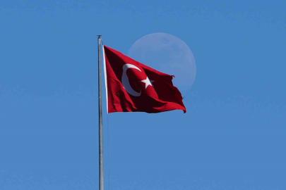 Mavi gökyüzünde Türk bayrağı ve ay manzarası