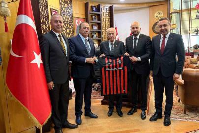 MHP Lideri Bahçeli’ye Süper Lig’e yükselen Çorum FK forması hediye edildi