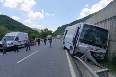 Midibüs tıra arkadan çarptı, 6 kişi yaralandı