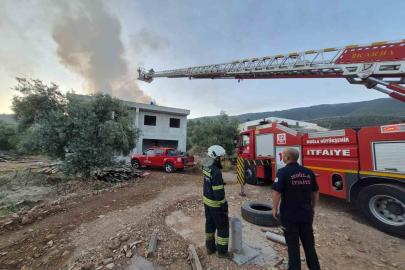 Milas’taki çatı yangını söndürüldü