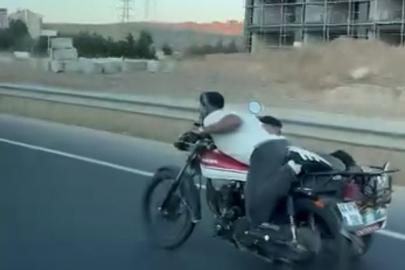 Motosikletin üzerine uzandı: Hem kendi hem de arkadaşının canını hiçe saydı