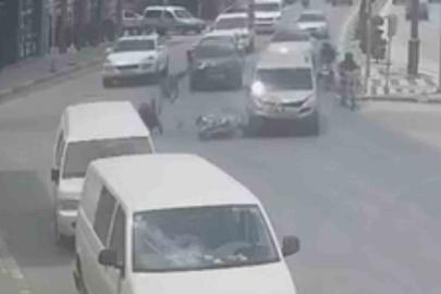 Motosikletteki 2 kişinin ölümden döndüğü kaza kamerada