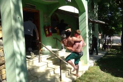 Mudurnu er meydanında fair-play: Acı çeken rakibini kucağında taşıdı, imdadına seyirci yetişti