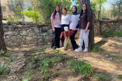 Okul bahçesi hem üretim alanına hem geri dönüşüm merkezine dönüştü