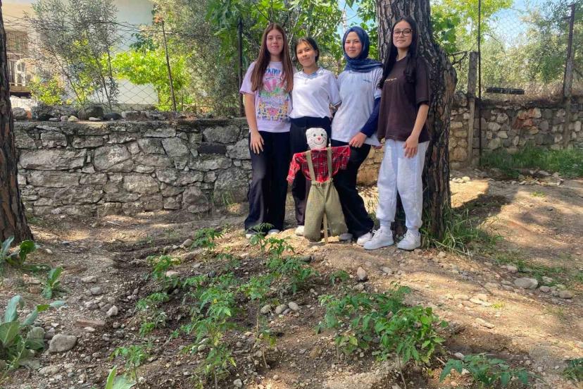 Okul bahçesi hem üretim alanına hem geri dönüşüm merkezine dönüştü