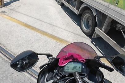Önüne kıran kamyona çarpmaktan son anda kurtuldu