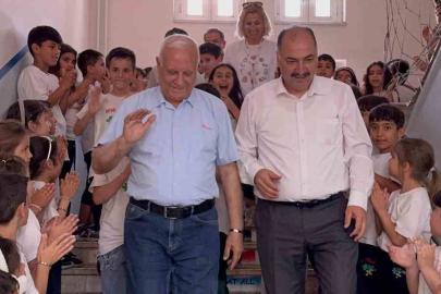 Osmaniye’de 44 yıllık öğretmen çiçekler ve meşalelerle emekliliğe uğurlandı