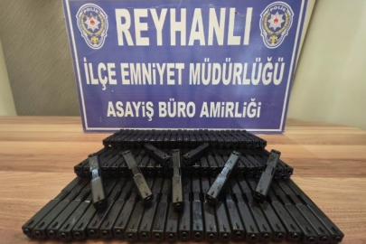 Otomobilin bagajındaki zuladan onlarca silah parçası çıktı
