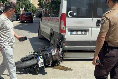 Otomobille çarpışan motosikletli az kalsın minibüsün altında kalıyordu