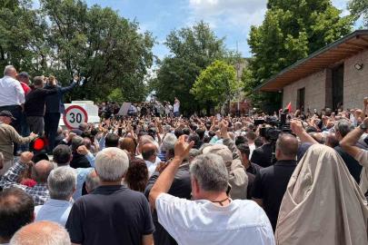 Özgür Özel TBMM önündeki kalabalığa seslendi