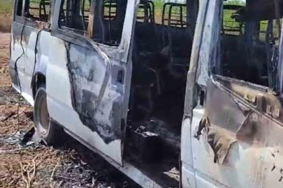 Park halindeki minibüs alev aldı