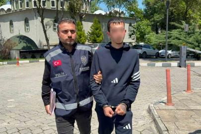 Park halindeki motosikletlere zarar verip birini çaldı: 18 yaşındaki şüpheli yakalandı