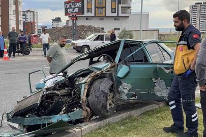 Refüje çıkan otomobil hurdaya döndü: 1’i ağır 4 yaralı