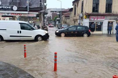 Salihli’yi sağanak vurdu, çok sayıda ev ve iş yeri su altında kaldı