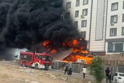 Şanlıurfa’da depoda çıkan yangın binayı sardı