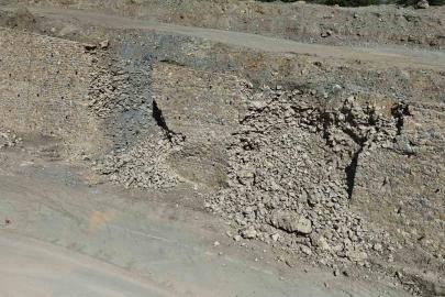 Sarıcakaya yolunun istinat duvarı yıkıldı