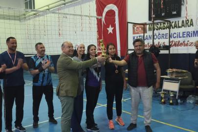 Şehit öğretmen anısına düzenlenen voleybol turnuvası sona erdi