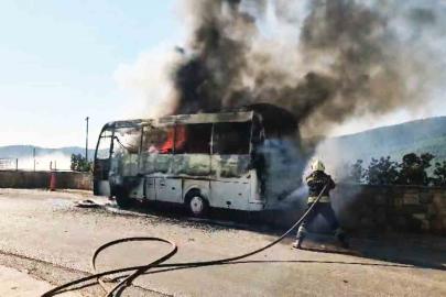 Seyir halindeki servis midibüsü alev alev yandı