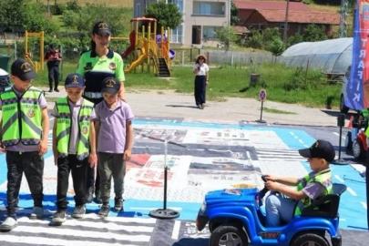 Sinop’ta jandarmadan miniklere uygulamalı trafik eğitimi
