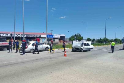 Sivas’ta iki otomobil çarpıştı: 2 yaralı