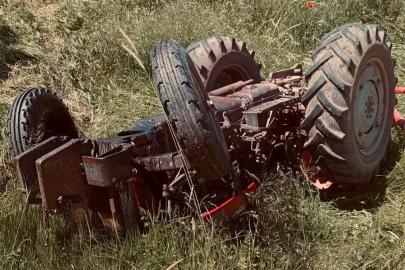 Sivas’ta kontrolden çıkan traktör devrildi: 1 ağır yaralı