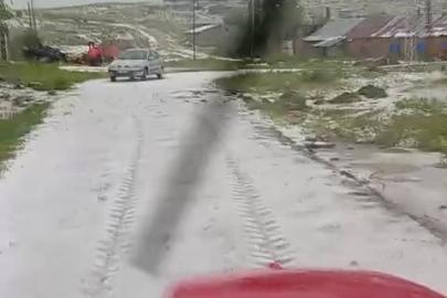 Sivas’ta kuvvetli dolu yağışı beraberinde sele neden oldu