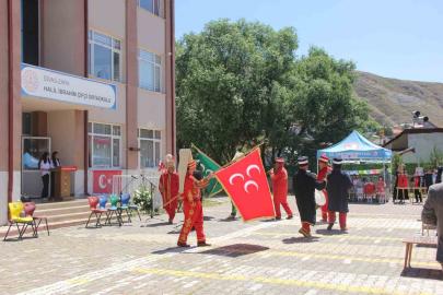 Sivas’ta öğrenciler okula güle oynaya veda etti