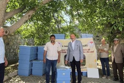 Sivrice’de arıcılara kovan desteği