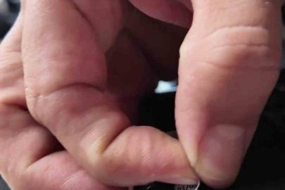 Son kullanma tarihi geçen ürünlerin üzerlerini siyah bantla kapatan işletme sahibi söylediğiyle hayrete düşürdü