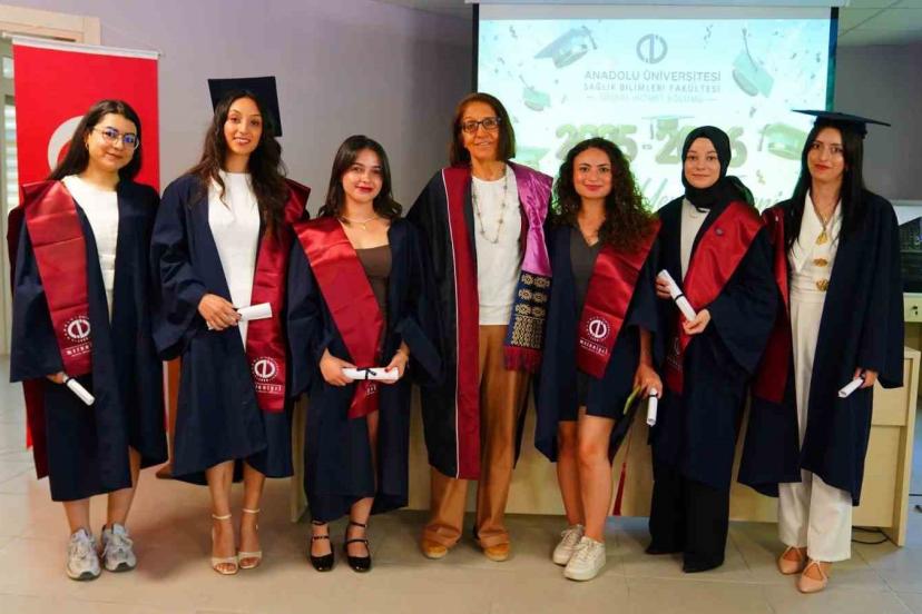 Sosyal Hizmet Bölümü öğrencileri mesleki yeminlerini ederek mezun oldu