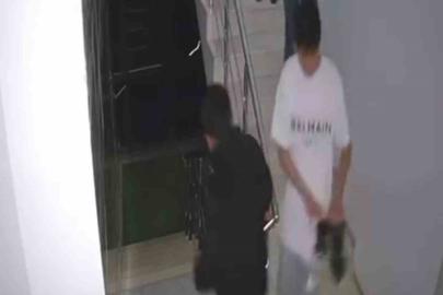 Suç makinesi çocuk hırsızlar çaldıkları ayakkabıların kalitesini kontrol ederken kameraya yakalandı