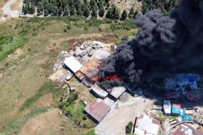 Sultangazi’de 2 hafta önce yanan plastik eşya deposundan yeniden alevler yükseldi