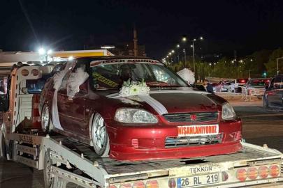 Süsleri bozulmasın diye nişan arabasını çekici üstünde tören salonuna götürdüler