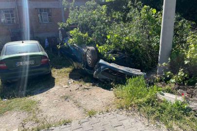Takla atıp bahçeye devrilen otomobilin sürücüsü yaralandı