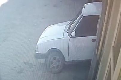 Tamir etmek istediği otomobilin altında kaldı