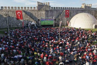 Tarihi Yedikule Hisarında milli takıma destek