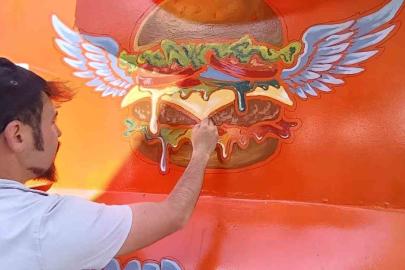 Tavşanlı’da yaşayan ressam karavanı sanat eserine dönüştürdü