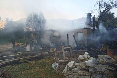 Tek katlı ev yangın sonrası harabeye döndü
