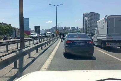 TEM’de para götüren motokurye düştü, yola saçılanları vatandaşlar topladı