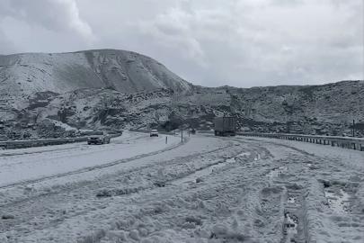 Tendürek Geçidi’nde dolu yağışı kışı aratmadı