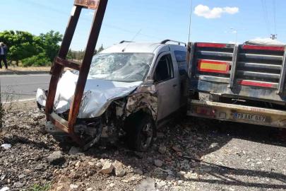 Ters yönden giden hafif ticari araç direğe çarptı: 1 yaralı