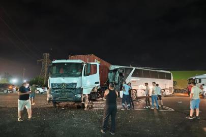 Tır ile işçi servisi çarpıştı: 12 yaralı
