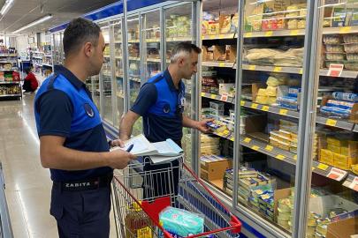 Tosya’da zabıta ekipleri maketleri denetledi