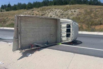 Tuğla yüklü kamyonet devrildi: 4 yaralı