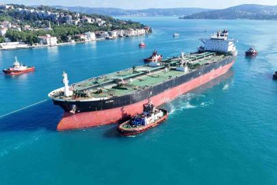 Ukrayna’nın vurduğu dev tanker İstanbul Boğazı’ndan geçirildi